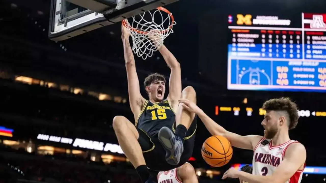 Aday Mara machaca el aro / Michigan Wolverines.