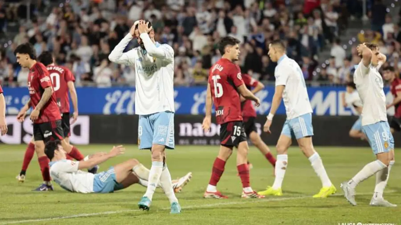 Los jugadores del Real Zaragoza se lamentan ante el Mirand&eacute;s / LaLiga