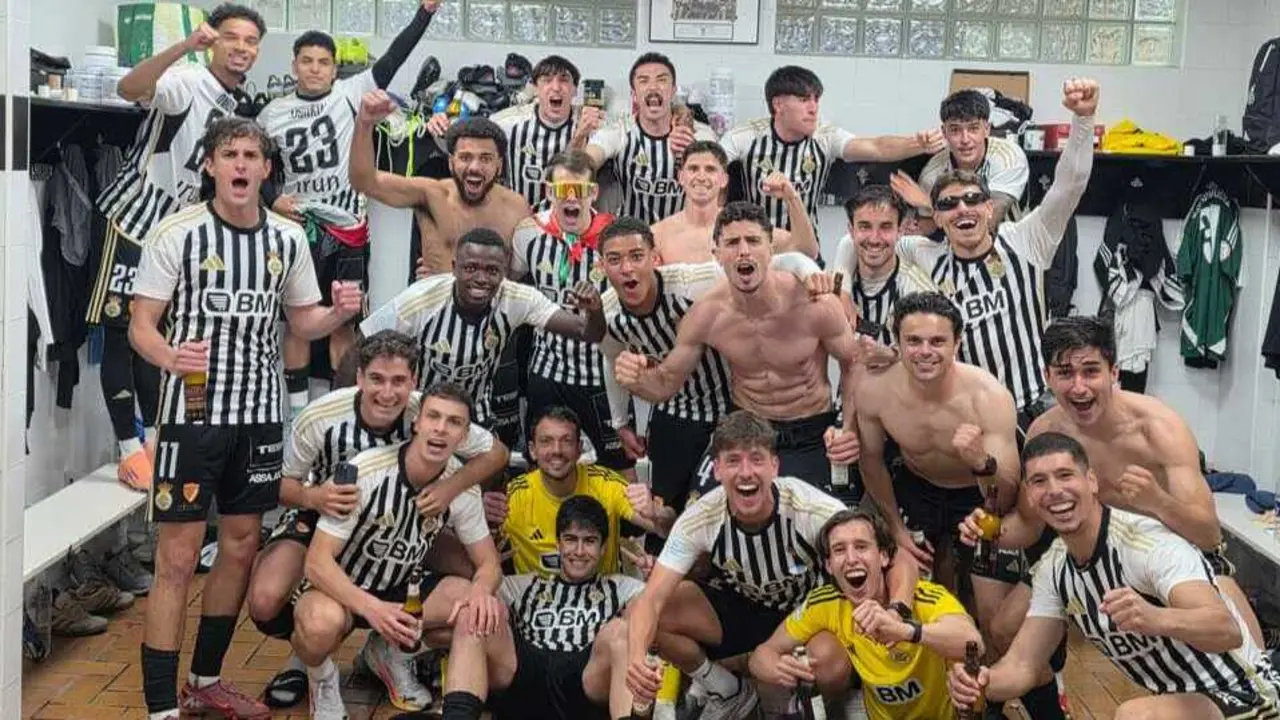Hugo Carrillo, en la esquina derecha, abajo, celebra el ascenso del Real Uni&oacute;n / Real Uni&oacute;n