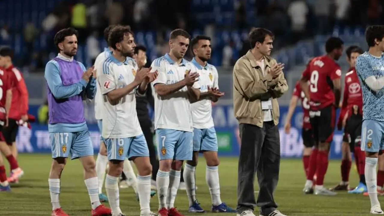 Jugadores del Real Zaragoza aplauden tras el partido ante el Mirand&eacute;s / LaLiga