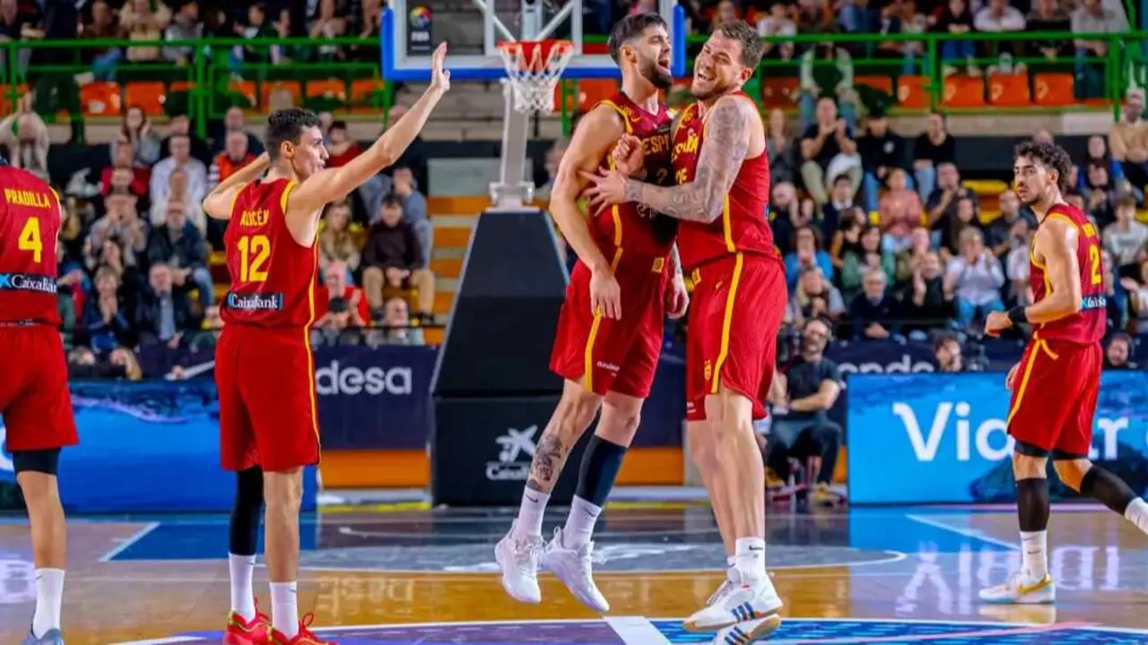 Santi Yusta, con Espa&ntilde;a, celebrando una canasta / FIBA.
