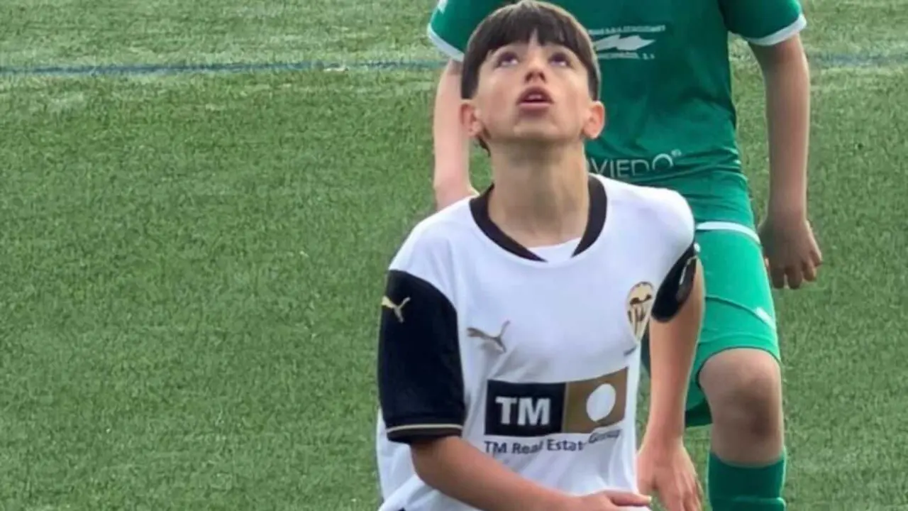 Lander Sancho durante la Oviedo Cup con el Valencia