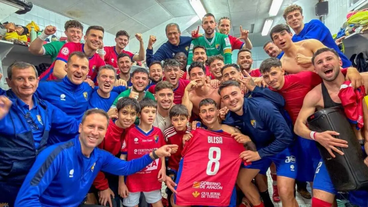 El CD Teruel celebrando el triunfo en el vestuario / CD Teruel.