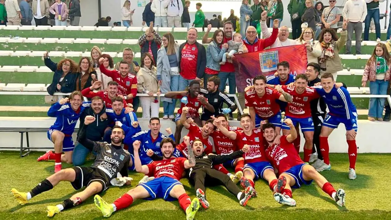 La SD Tarazona celebrando con los desplazados el triunfo vital en Antequera / SDT.