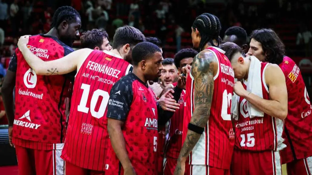 El Casademont Zaragoza tras caer ante el Bar&ccedil;a este pasado domingo. Fotograf&iacute;a: Esther Casas / Casademont Zaragoza.