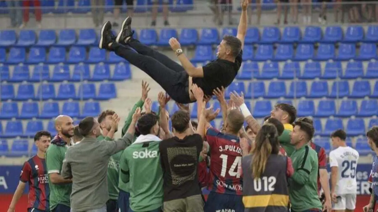 Antonio Hidalgo, manteado por todo el equipo / LaLiga