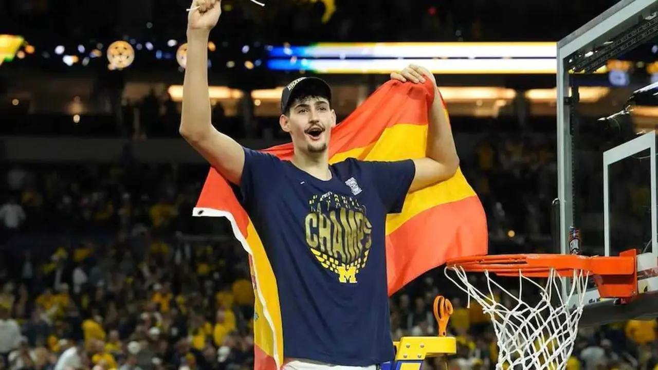 Aday Mara celebrando el campeonato con Michigan Wolverines / FEB.