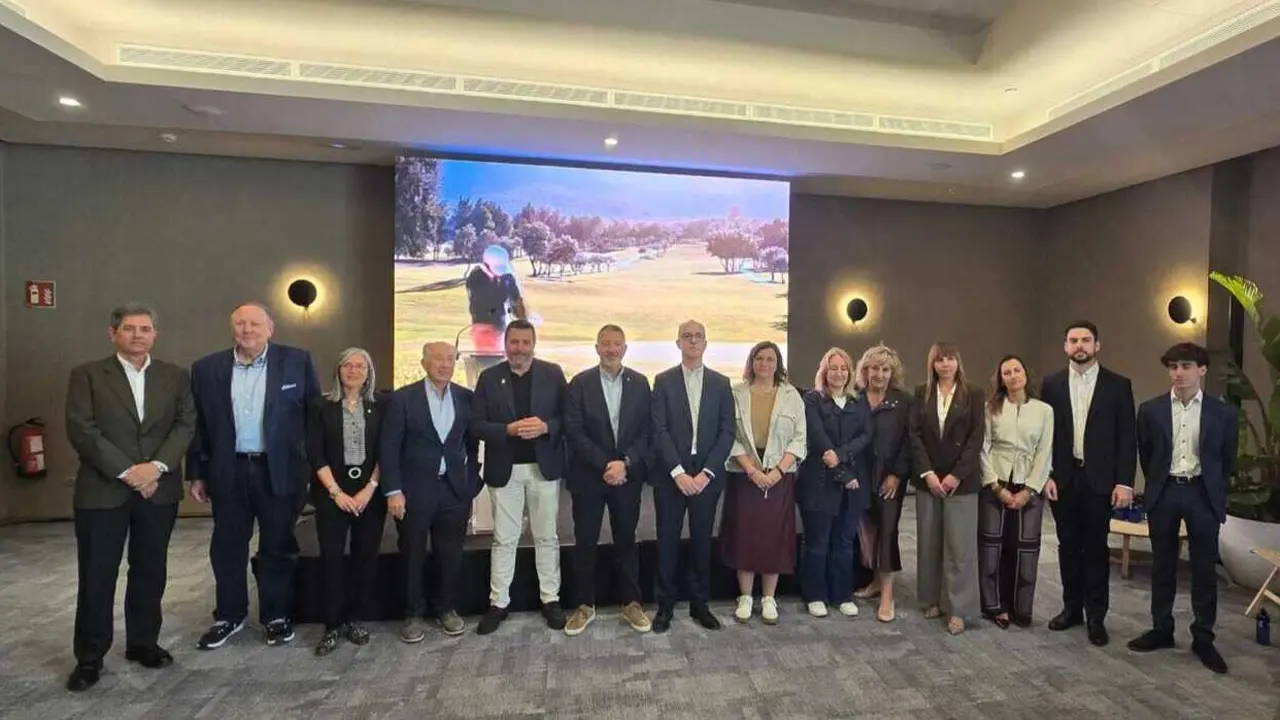 Representantes de Grupo Costa, Arum Group y autoridades, durante la presentaci&oacute;n del proyecto de relanzamiento del complejo en la Costa Dorada / ARUM Group.
