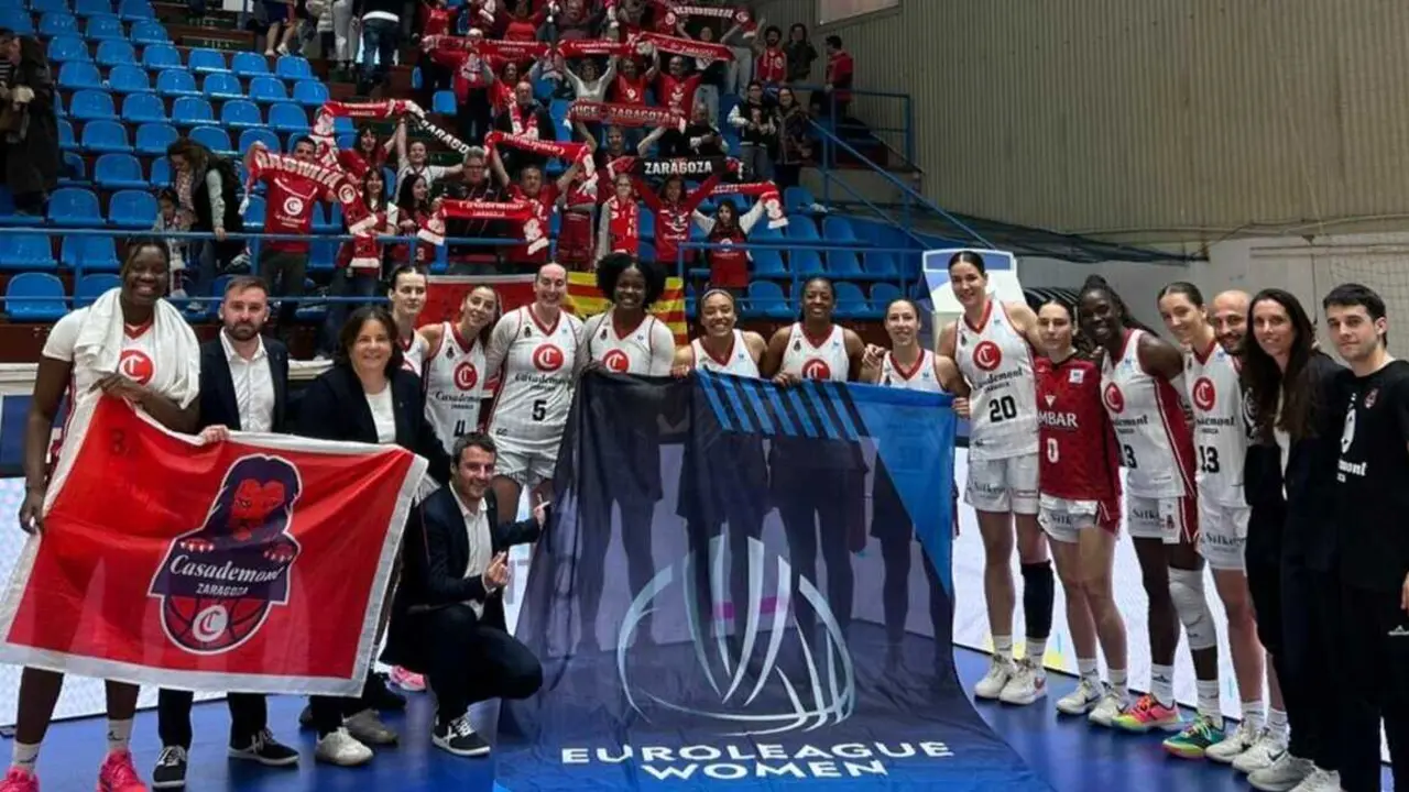 El Casademont Zaragoza, junto a la Marea Roja desplazada, celebrando la Liga regular y pensando ya en la Final Six. Fotograf&iacute;a: Casademont Zaragoza.