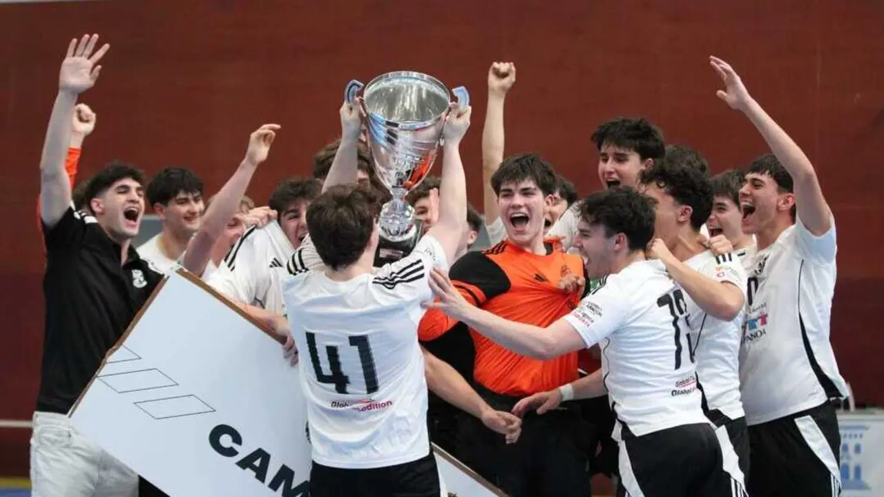 El BM Dominicos levanta la Copa / BM Dominicos.