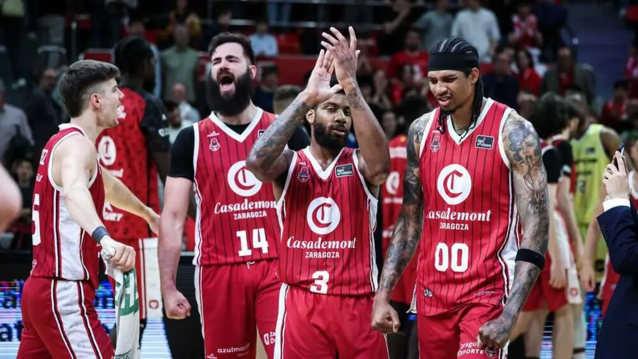 Joaqu&iacute;n, Dubljevic, Wright-Foreman y Robinson celebrando el triunfo ante el Lleida. Fotograf&iacute;a: Esther Casas / Casademont Zaragoza.
