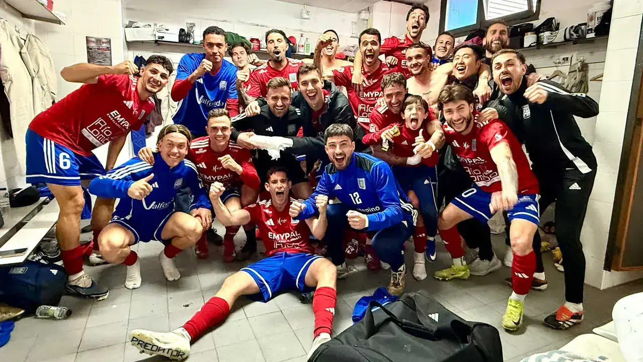 La SD Tarazona celebrando el triunfo ante el Alcorc&oacute;n en el vestuario / SDT.