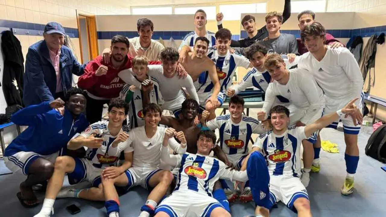 La SD Ejea celebrando el triunfo ante el l&iacute;der en el vestuario / SD Ejea.