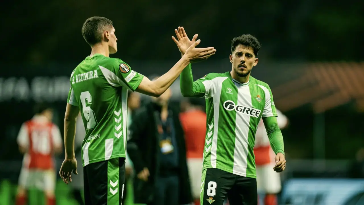 Fornals y Altimira en el partido de ida ante el Braga / Betis