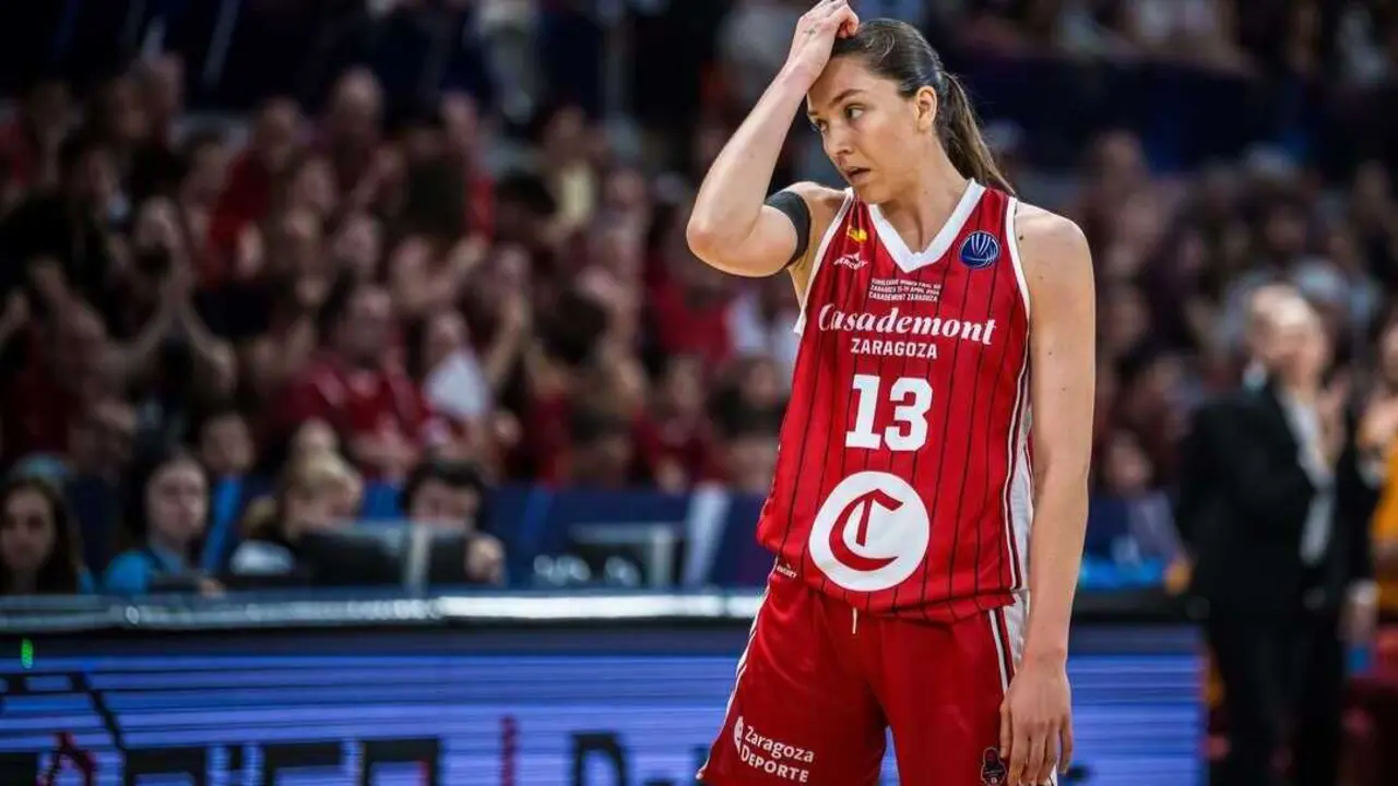 Helena Pueyo con cara de circunstancias ante el Galatasaray / FIBA.