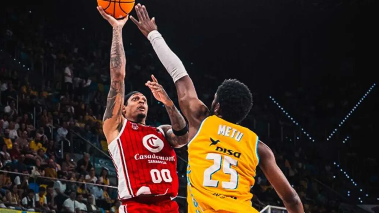 Devin Robinson lanza un tiro ante Metu / ACB.