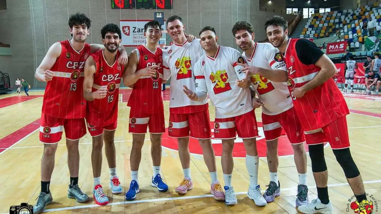Los jugadores del CBZ celebran el pase a playoffs. Fotograf&iacute;a: Wenceslao Sanz / Basketistas / CBZ.