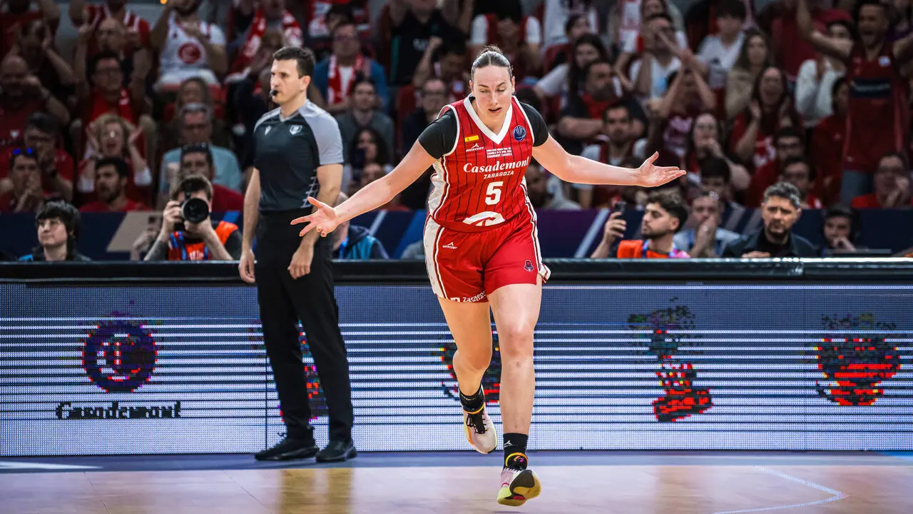 Merritt Hempe celebra una canasta ante Galatasaray. Fotograf&iacute;a: FIBA.