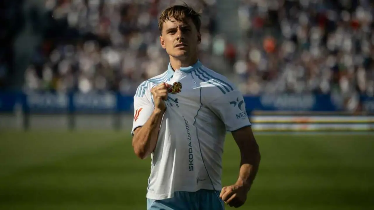 Dani G&oacute;mez se&ntilde;al&aacute;ndose el escudo del Real Zaragoza / Marcos Cebri&aacute;n
