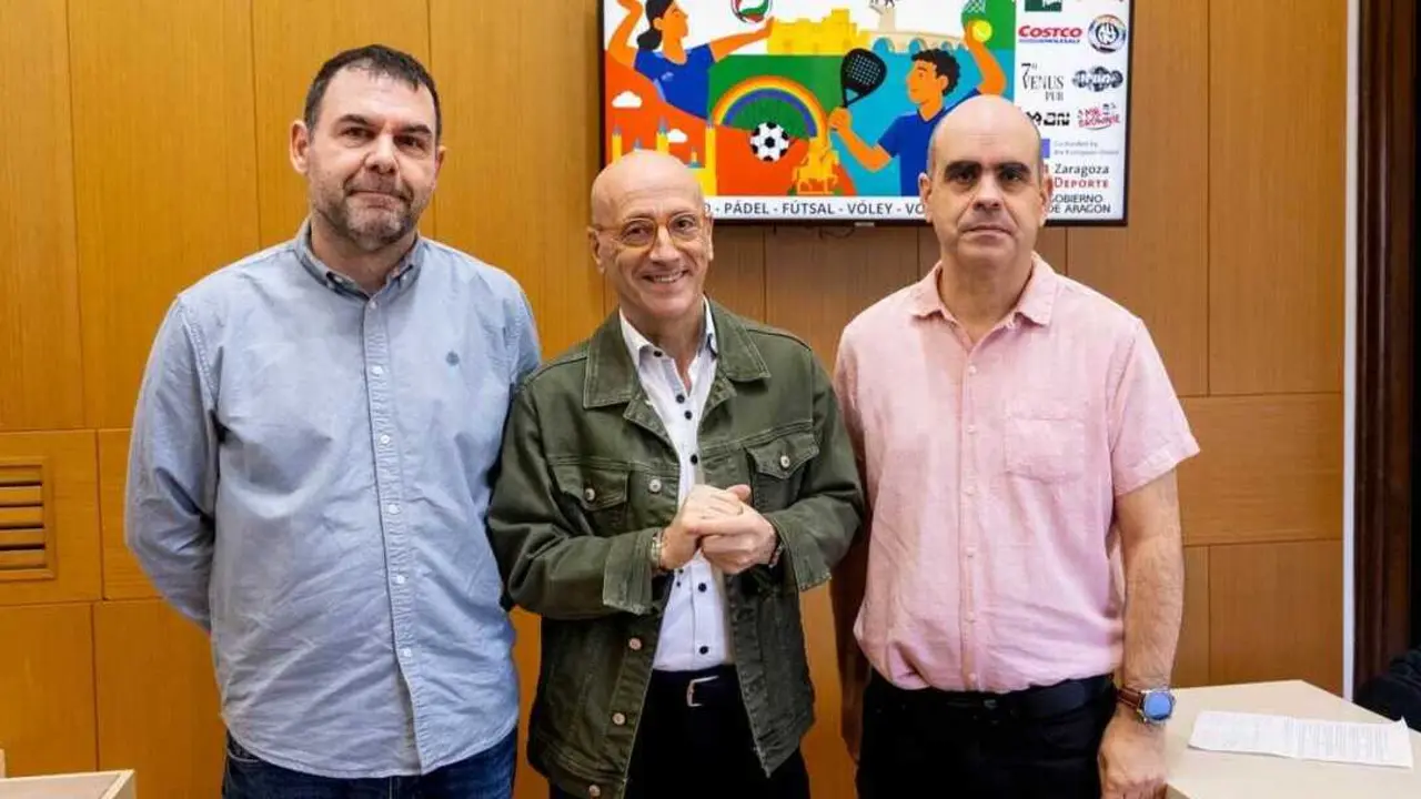 F&eacute;lix Brocate, concejal delegado de Deportes, David Lech&oacute;n,  presidente de la Federaci&oacute;n Aragonesa de Voleibol y Juan Chic&oacute;n, presidente de la Asociaci&oacute;n Cierzo. Fotograf&iacute;a: Miguel G. Garc&iacute;a.