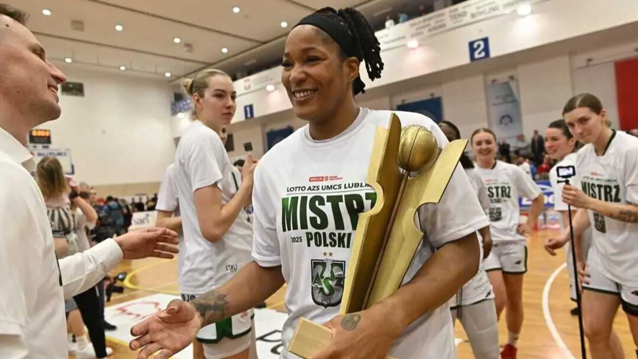 Markeisha Gatling celebrando con su equipo el t&iacute;tulo liguero / X de la jugadora.