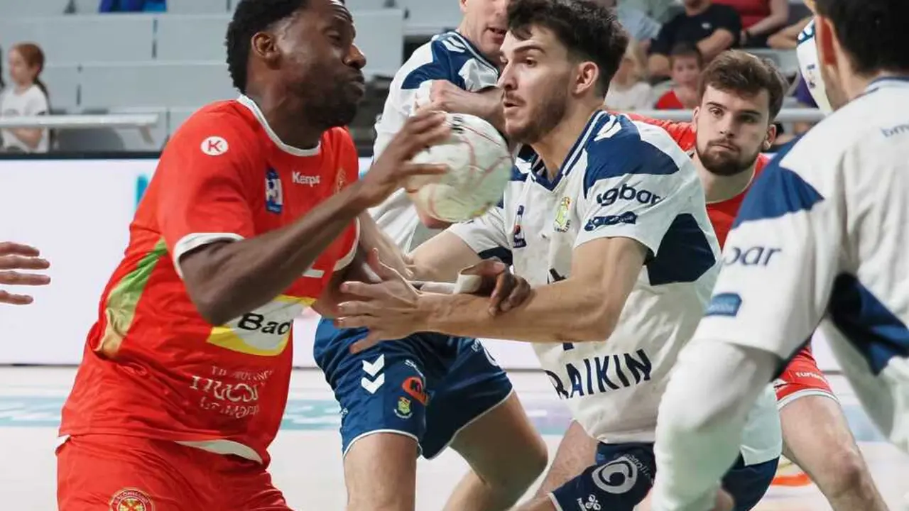Tchitombi, en la imagen ha sido la br&uacute;jula del Bada Huesca para eliminar a Granollers de la Copa del Rey. Foto: C.Pascual