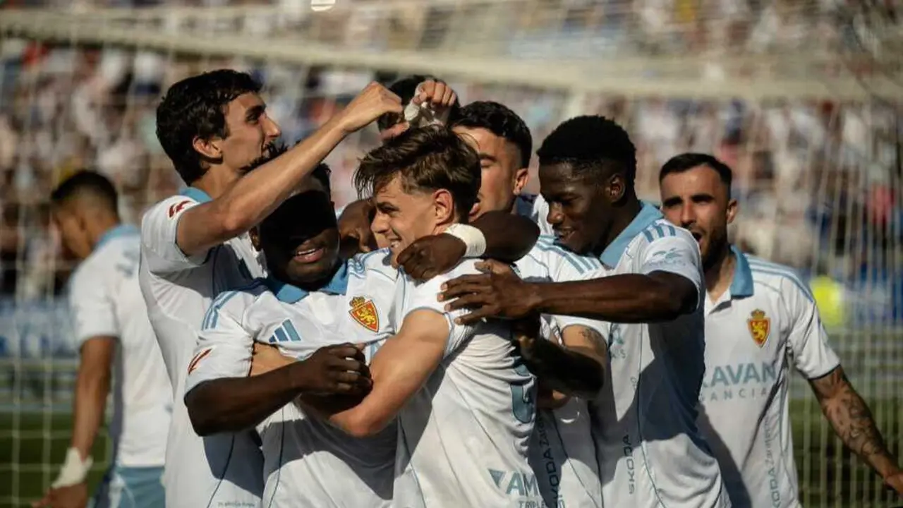 Jugadores del Real Zaragoza celebran un gol / Marcos Cebri&aacute;n