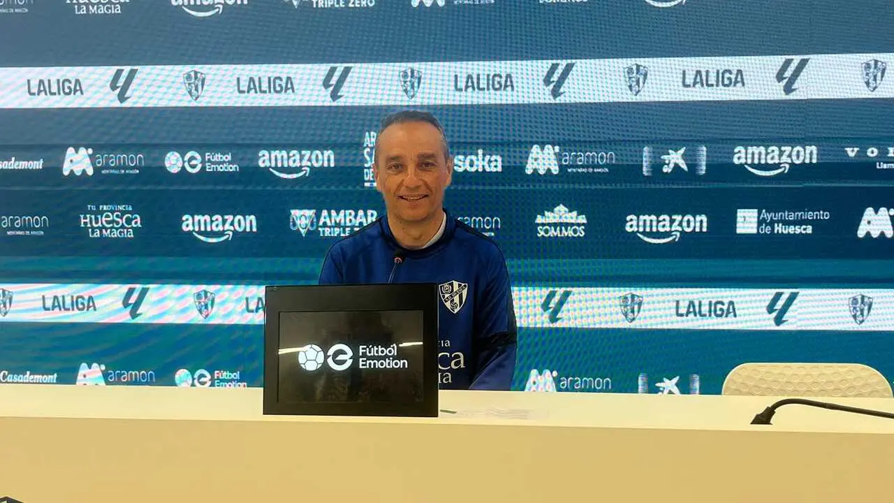 Jos&eacute; Luis Oltra reconoce que el derbi es la &uacute;ltima bala del Huesca / SportArag&oacute;n
