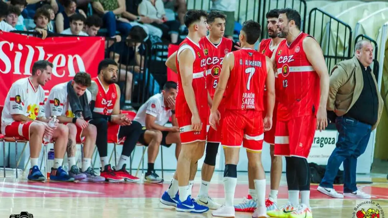 El CBZ reunido durante un partido. / Basketistas y Wenceslao Sanz.