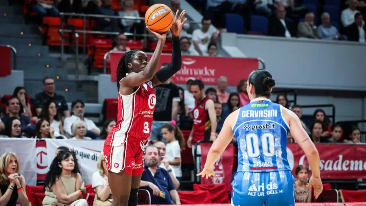 Ornella Bankol&eacute; lanza a canasta ante el Cad&iacute; La Seu. Fotograf&iacute;a: Esther Casas / Casademont Zaragoza.