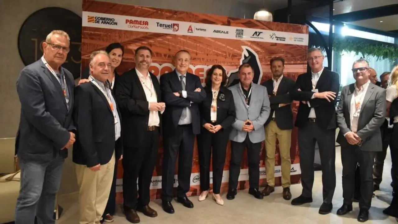 Foto de familia durante el acto. Fotograf&iacute;a: Pamesa Teruel.