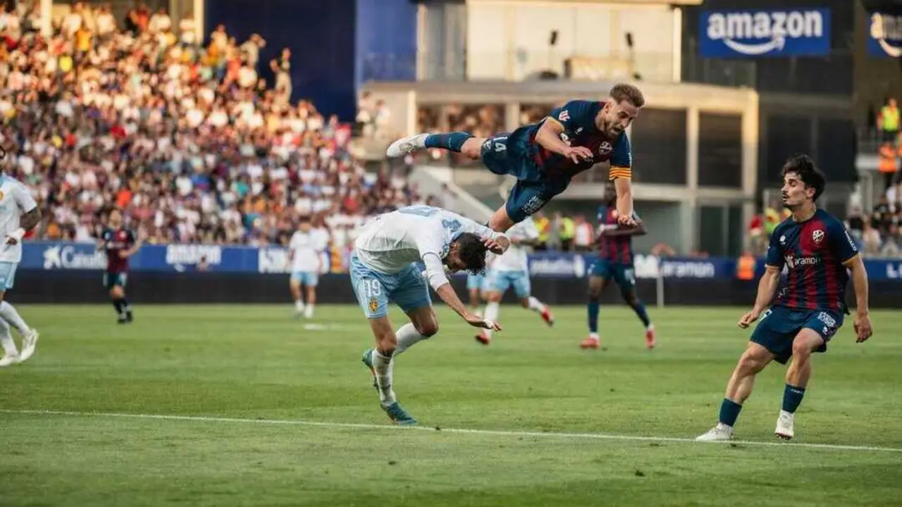 Choque entre Kenan Kodro y Pulido en el SD Huesca - Real Zaragoza / Marcos Cebri&aacute;n