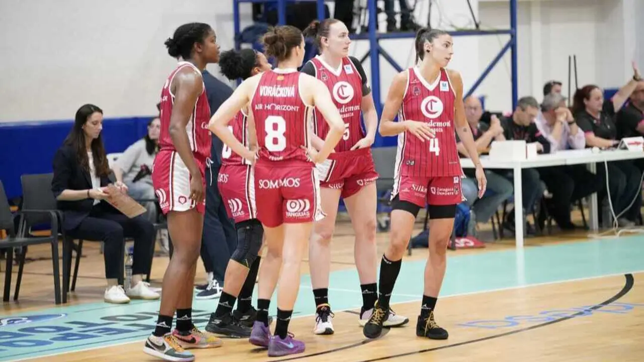 El Casademont Zaragoza reunido durante el duelo ante Estepona. Fotograf&iacute;a: CAB Estepona.