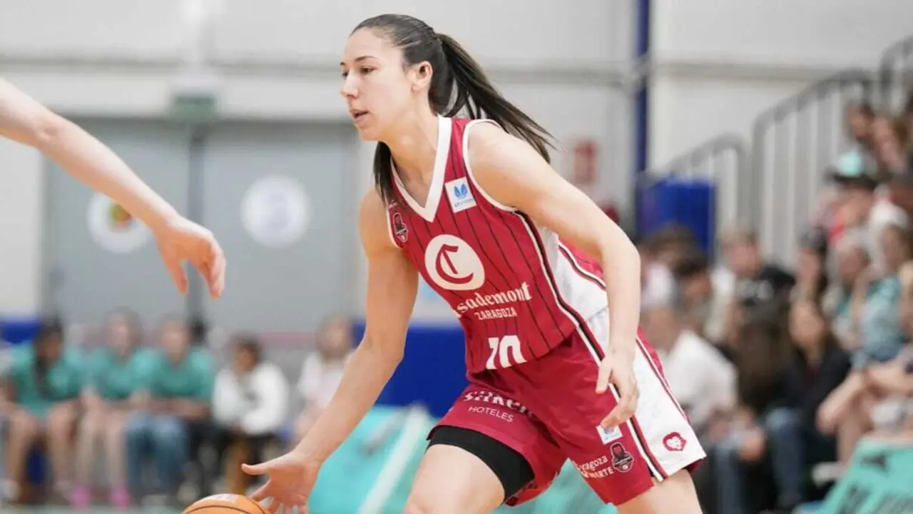 Laia Flores, durante el duelo ante el Estepona. Fotograf&iacute;a: CAB Estepona.