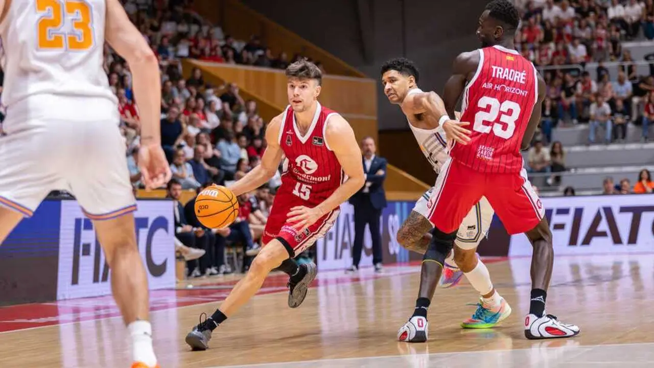 Traor&eacute; bloquea a un jugador del Girona para que Joaqu&iacute;n Rodr&iacute;guez penetre a canasta. Fotograf&iacute;a: ACB Photo / Spar Girona.