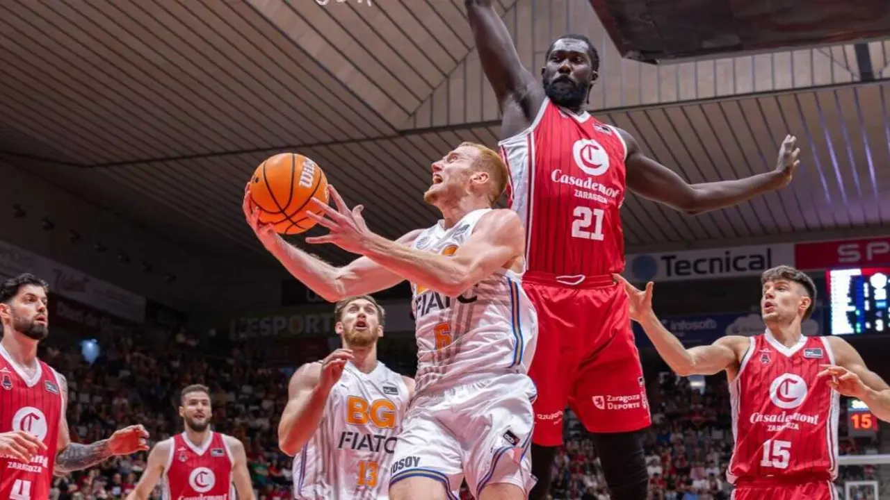 Koumadje intenta taponar a un jugador del Girona. Fotograf&iacute;a: ACB Photo / Spar Girona.