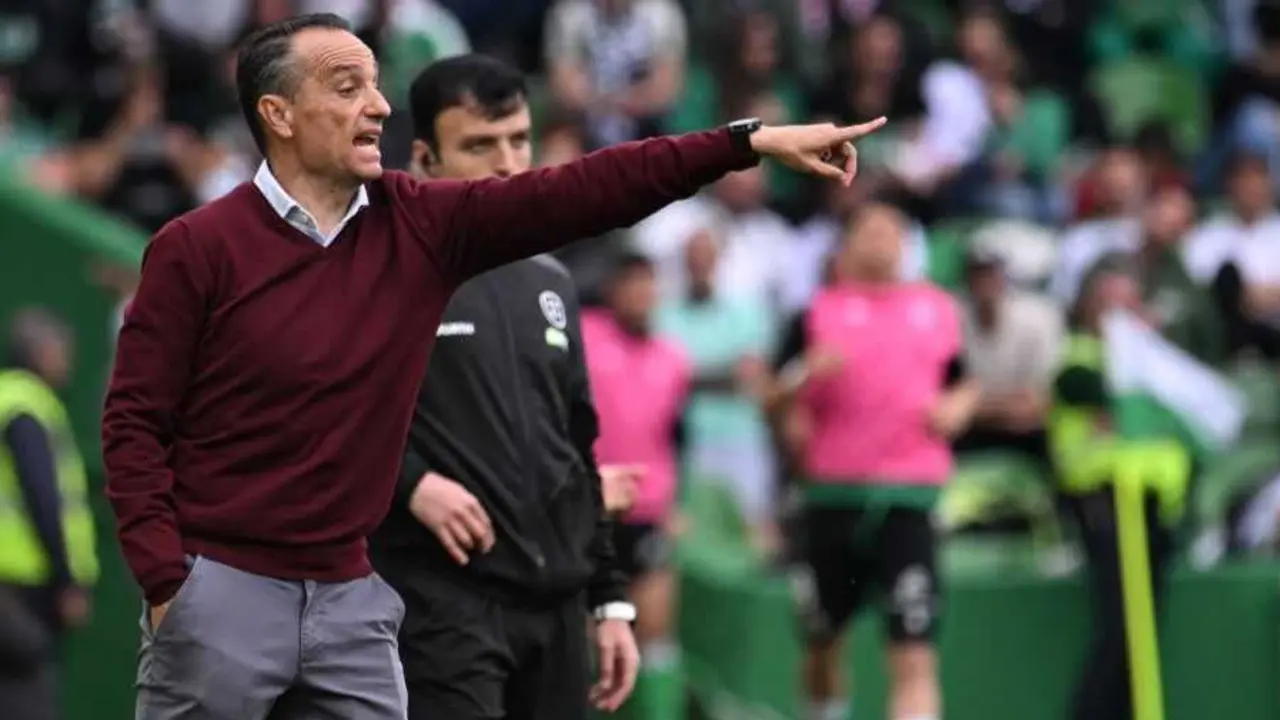 Jos&eacute; Luis Oltra, dando indicaciones durante el duelo entre Racing y SD Huesca. Fotograf&iacute;a: LaLiga.