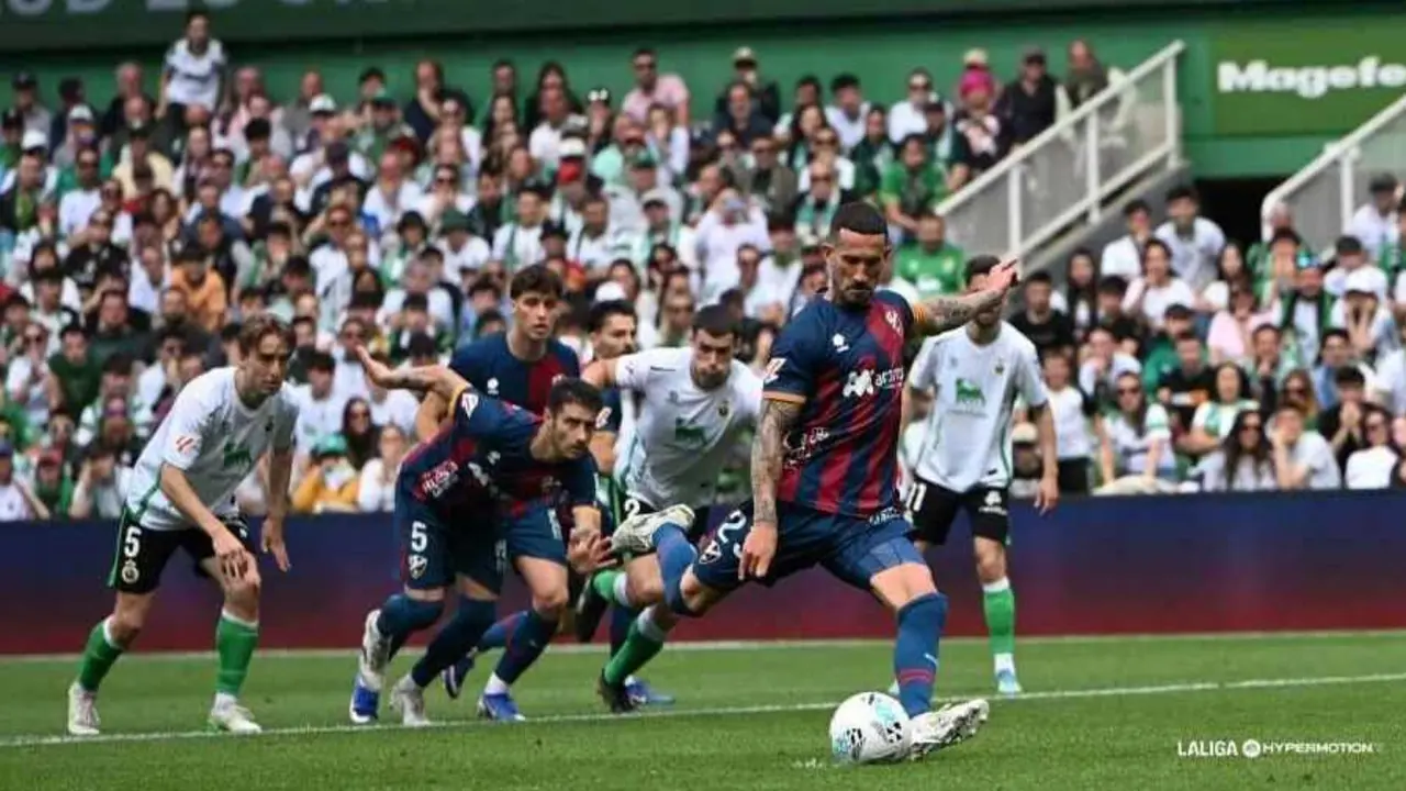 &Oacute;scar Sielva lanzando el penalti que a la postre transformar&iacute;a. Fotograf&iacute;a: LaLiga.