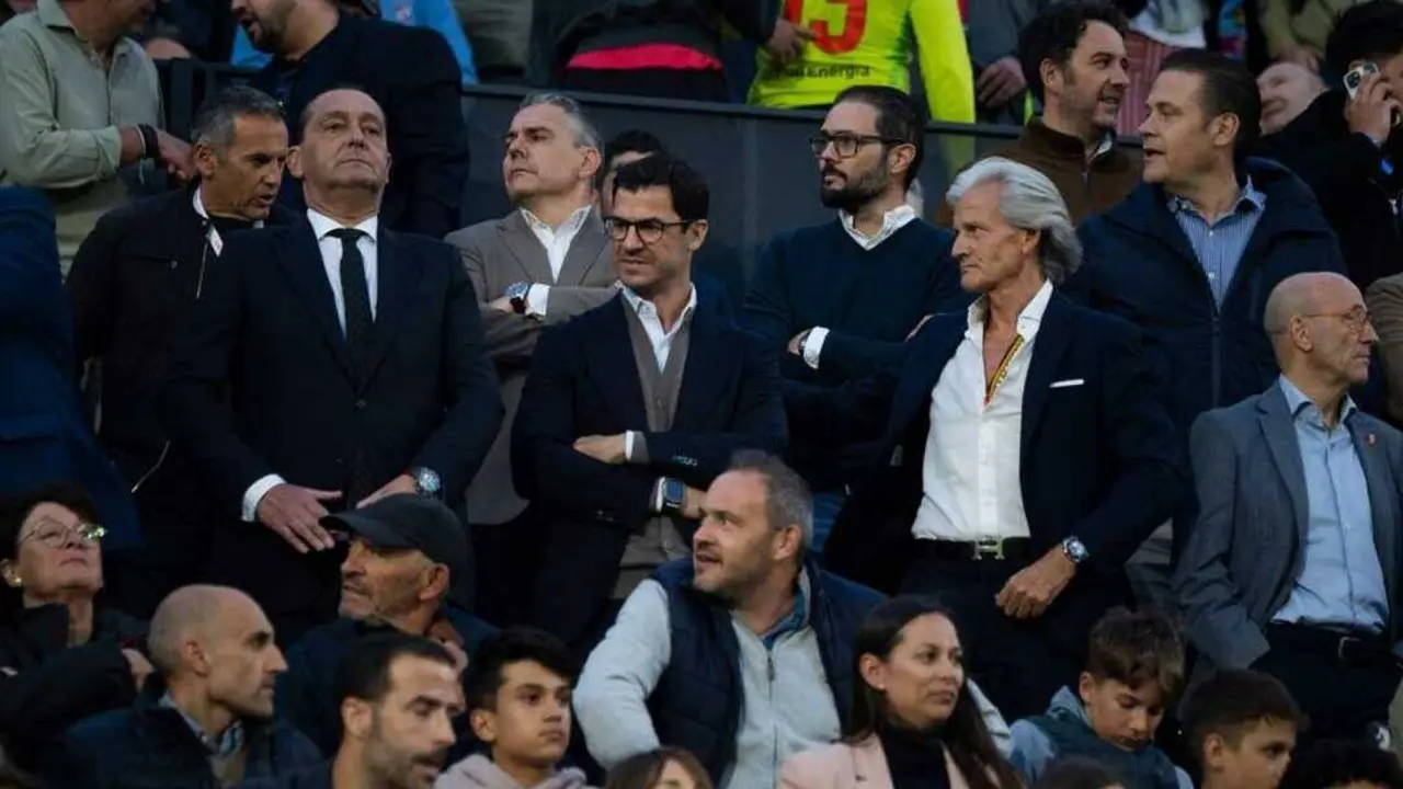 Fernando L&oacute;pez y el consejero Guzm&aacute;n P&eacute;rez-Ayo durante el Real Zaragoza - Granada / Marcos Cebri&aacute;n