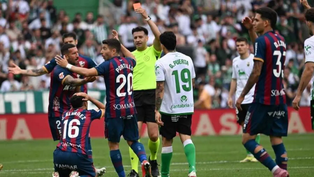 Jes&uacute;s &Aacute;lvarez vio la roja en El Sardinero / LaLiga