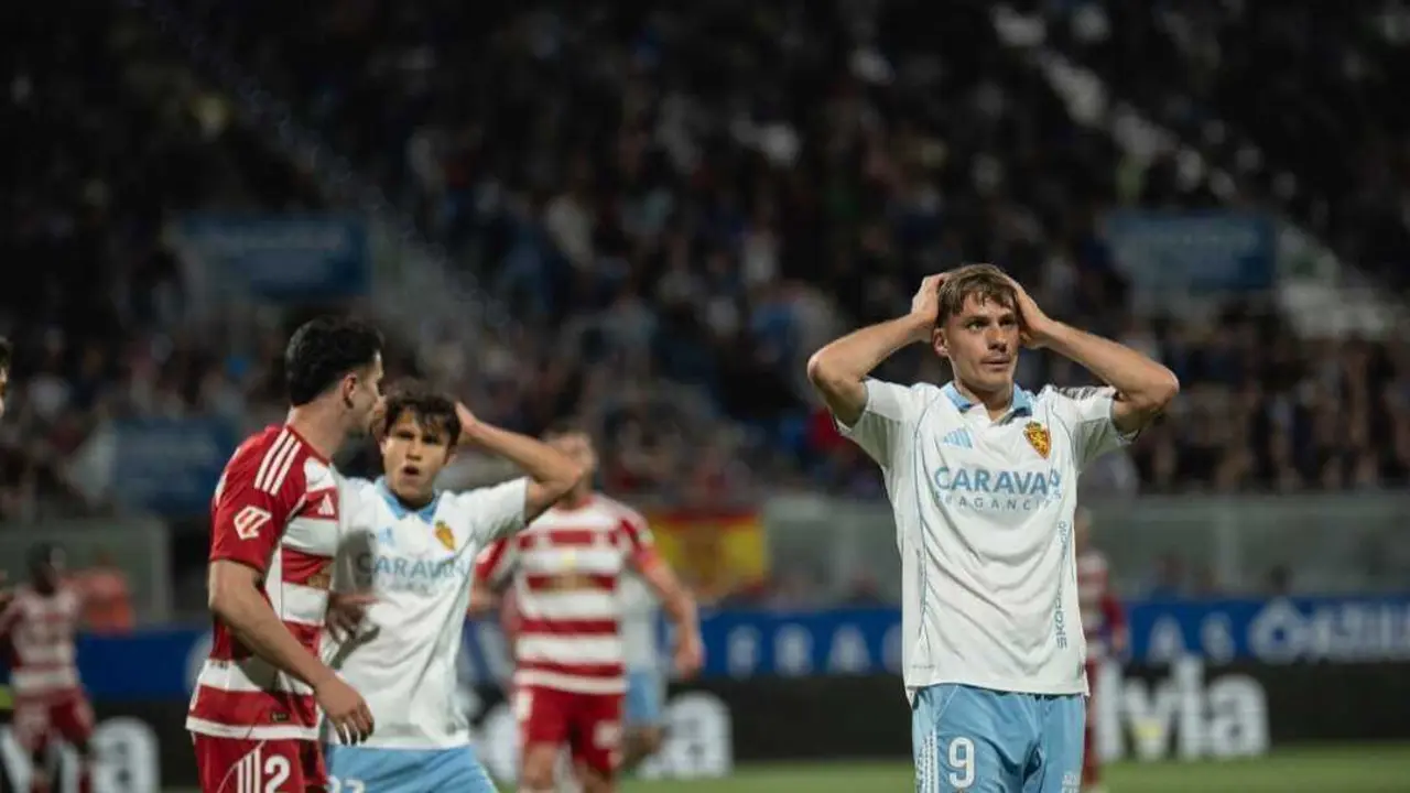 Jugadores del Real Zaragoza ante el Granada / Marcos Cebri&aacute;n