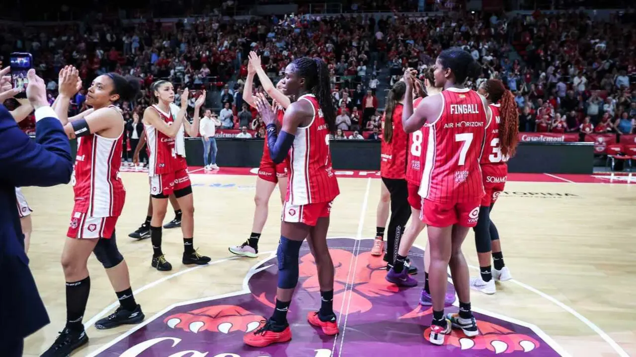 El Casademont Zaragoza celebra el pase a las semifinales del playoff. Fotograf&iacute;a: Esther Casas / Casademont Zaragoza.