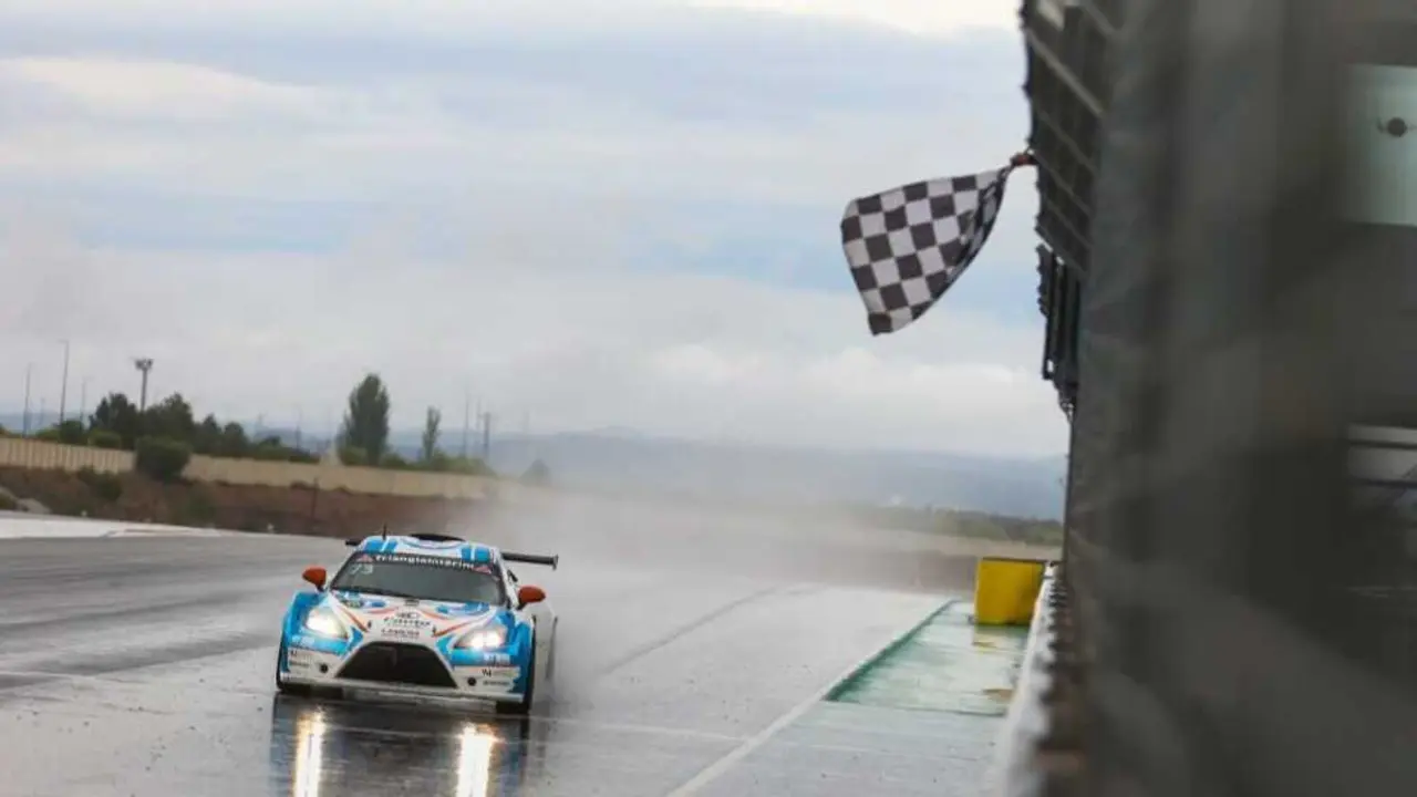 Ganador llegando a la meta. Fotograf&iacute;a: MotorLand.
