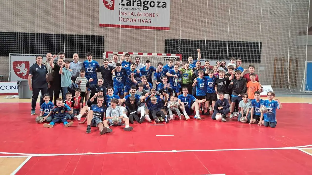 Foto de familia en el Siglo XXI tras el triunfo logrado. Fotograf&iacute;a: BM Contazara Zaragoza.