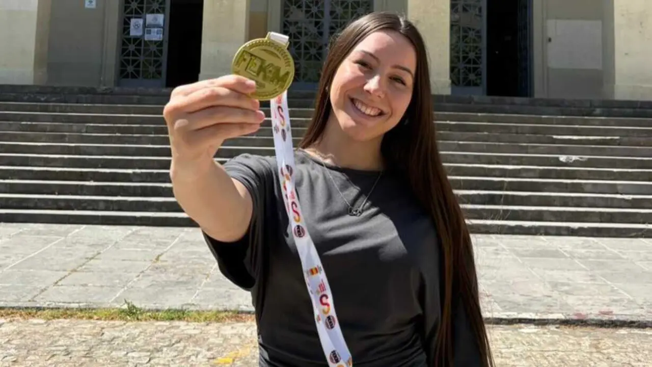 Arancha Royo, en la puerta de la Facultad de Derecho de la Universidad de Zaragoza. Fotograf&iacute;a cedida por la propia deportista.