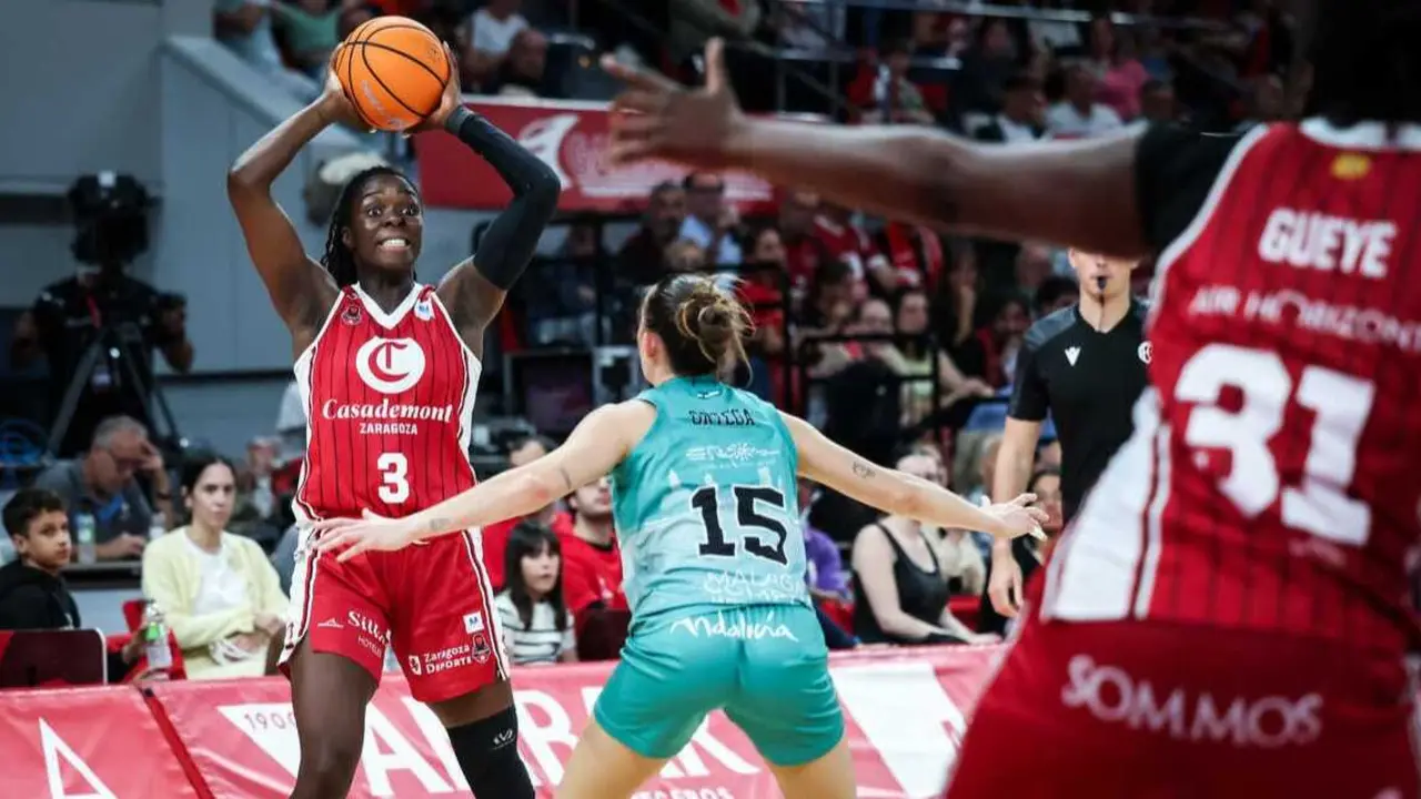 Ornella Bankol&eacute; busca un pase a Aminata Gueye ante el CAB Estepona. Fotograf&iacute;a: Esther Casas / Casademont Zaragoza.