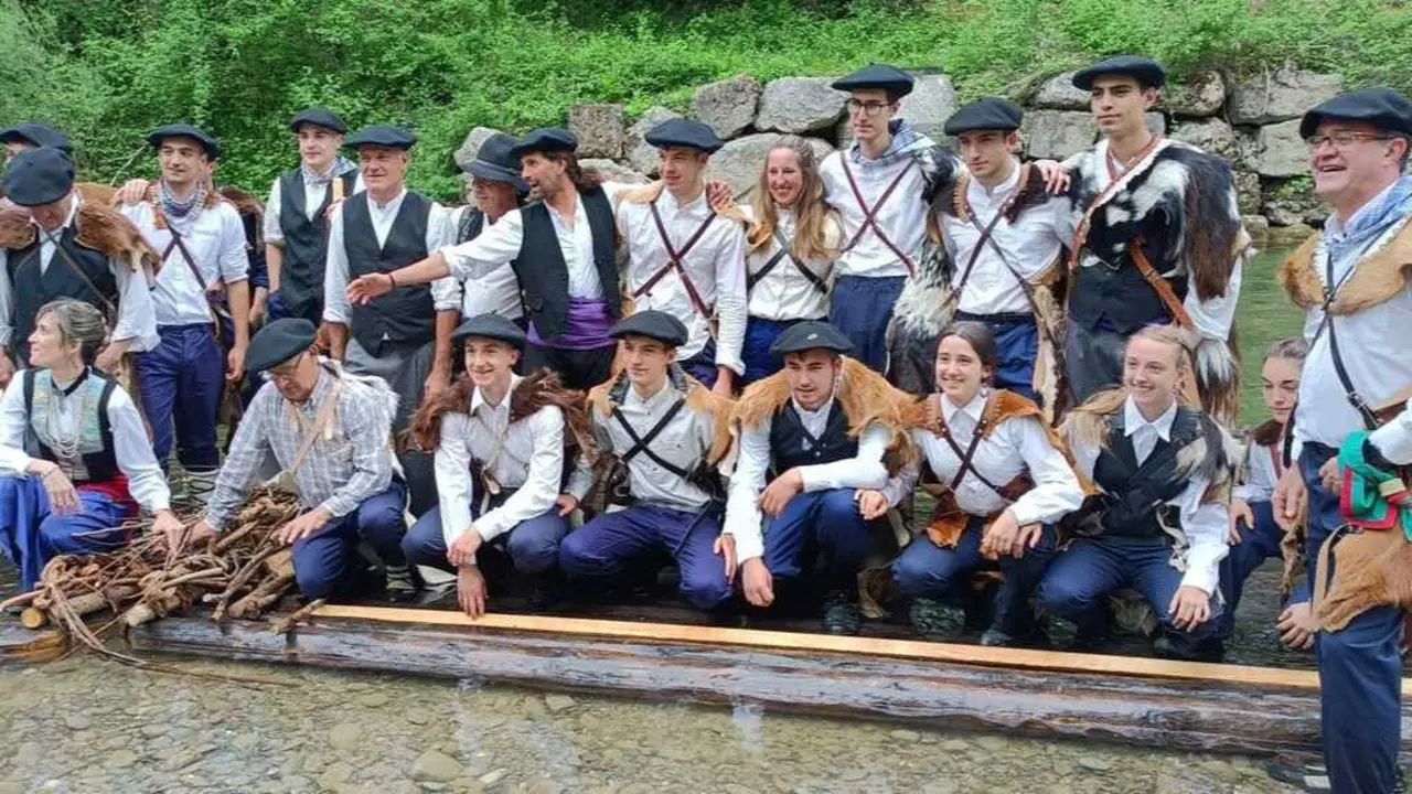 Foto de familia tras el descenso. Fotograf&iacute;a: 
Nabateros Sobrarbe.