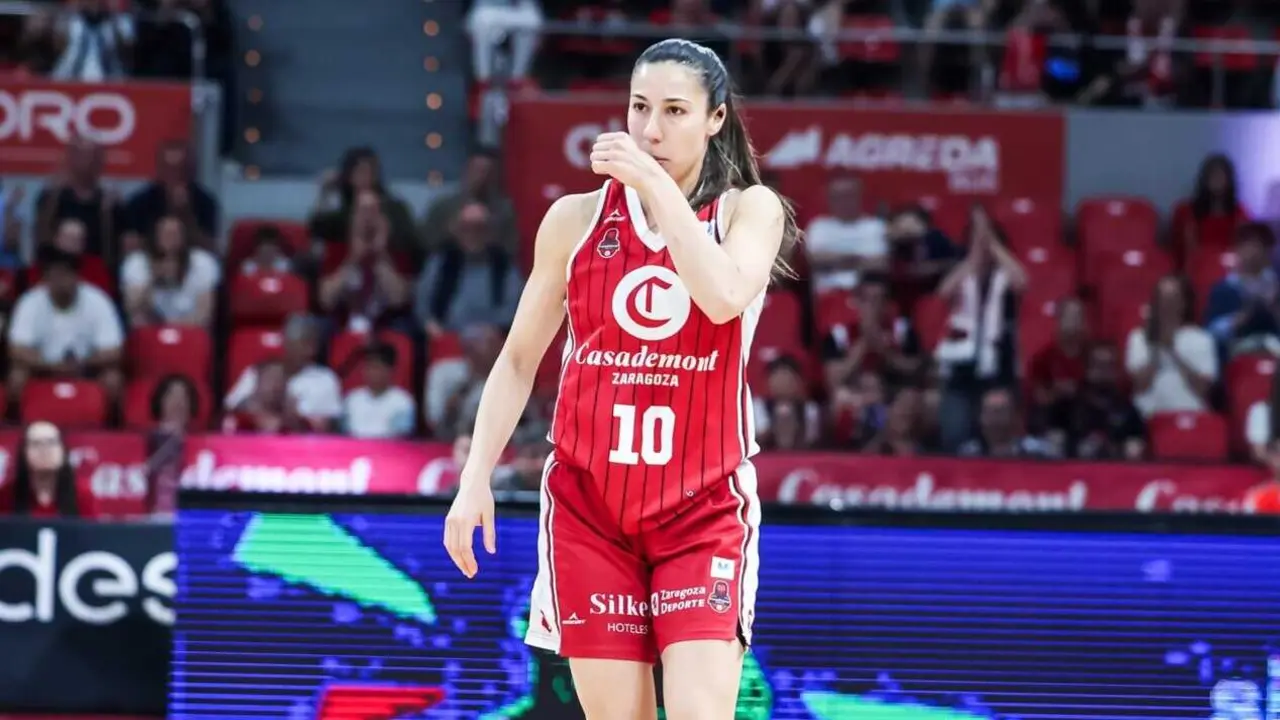 Laia Flores durante un duelo con el Casademont Zaragoza. Fotograf&iacute;a: Esther Casas / Casademont Zaragoza.