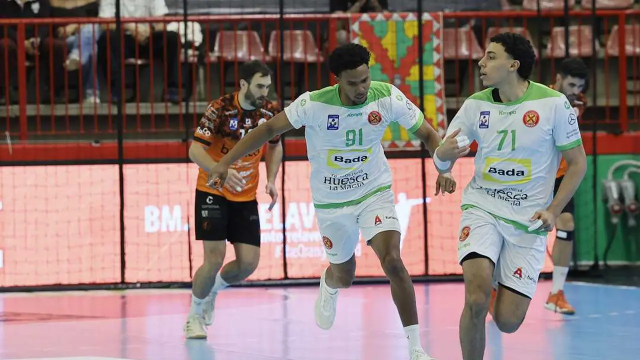 Samu Cordi&eacute;s celebra un gol en el Torrelavega - Bada Huesca. Foto: Dani V&aacute;zquez