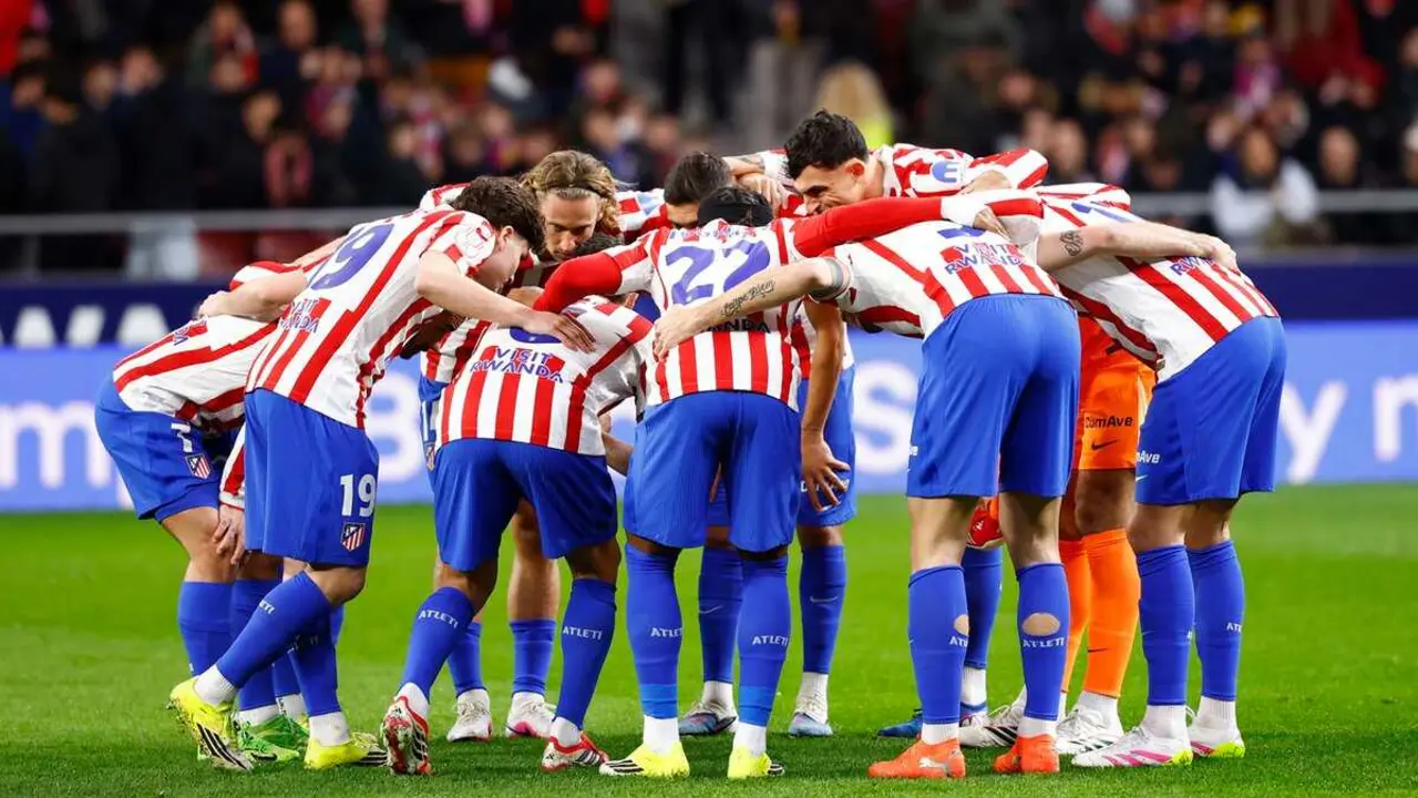 Jugadores del Atl&eacute;tico de Madrid haciendo una pi&ntilde;a / Atleti